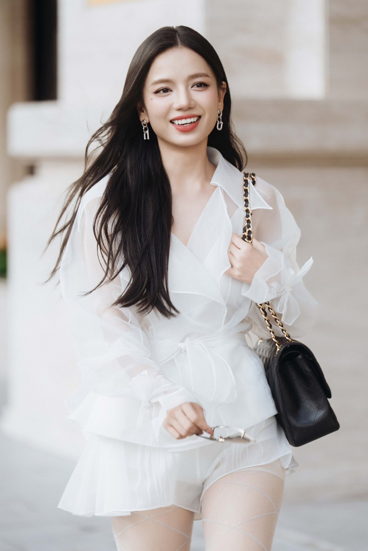 Năm 2025, các bộ phim mà Lê Hạ Anh tham gia đều nhận được nhiều sự quan tâm lớn như: Mưa đỏ, Chiếc vòng ngọc bích, Trái tim bất hạnh. Trong cuộc phỏng vấn với Phụ Nữ Thủ Đô, Hạ Anh cho biết, sự đón nhận của mọi người là điều khiến cô trân trọng và biết ơn rất nhiều. Tuy nhiên, cô không dám nghĩ 2025 là "năm của mình". Ảnh: FB Lê Hạ Anh.