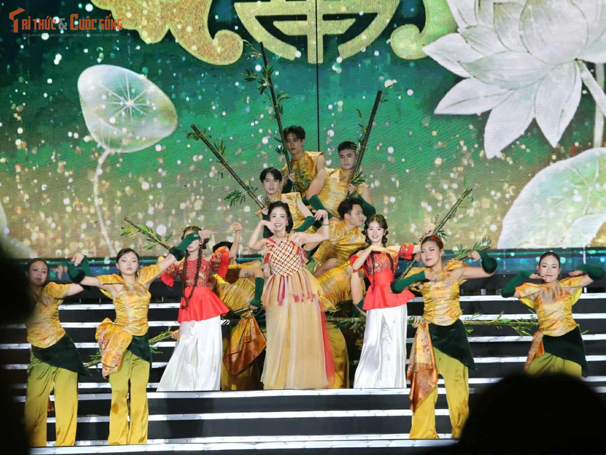 Tiết mục Hồng hồng tuyết tuyết diễn ra trên nền hình ảnh những họa tiết truyền thống của văn hóa Việt Nam.