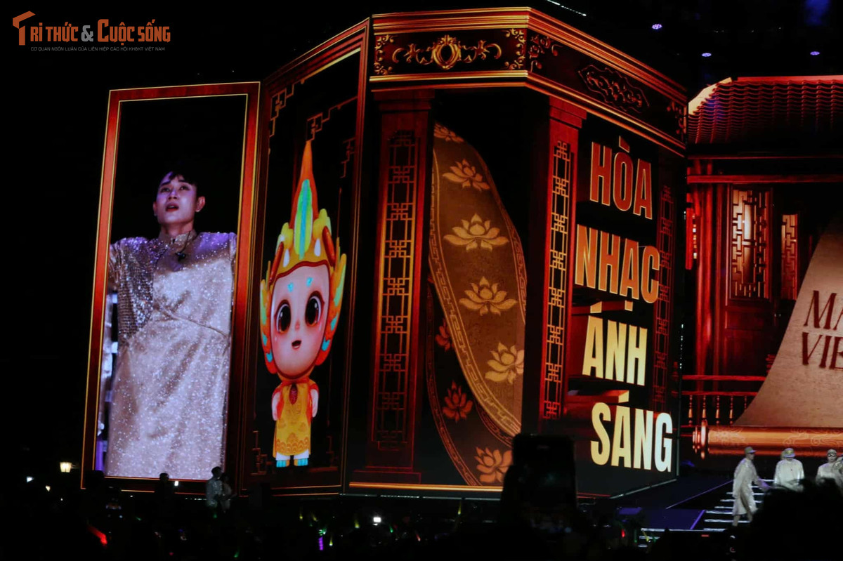 Tối ngày 31/1, chương trình Hòa nhạc ánh sáng - Chào năm mới 2026 đã diễn ra tại Nhà hát Lớn Hà Nội, Quảng trường Cách mạng Tháng Tám. Dưới bàn tay dàn dựng của Tổng đạo diễn Đặng Lê Minh Trí, không gian di sản của Nhà hát Lớn đã biến ảo kỳ ảo nhờ hệ thống LED lưới trượt và công nghệ cẩu trục tự hành 75 tấn. Lần đầu tiên, khán giả được chứng kiến một sân khấu có tính chuyển động cao, nơi các lớp kiến trúc lịch sử như được "mở ra" để kể câu chuyện về dòng chảy thời gian.