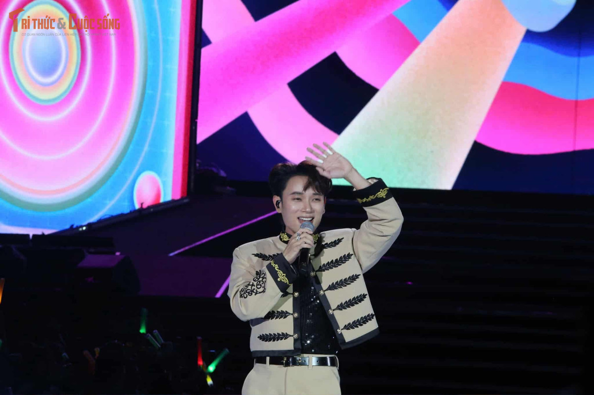 Trúc Nhân khuấy động sân khấu với loạt ca khúc: Bốn chữ lắm, Vạn sự như ý và Made in Vietnam.