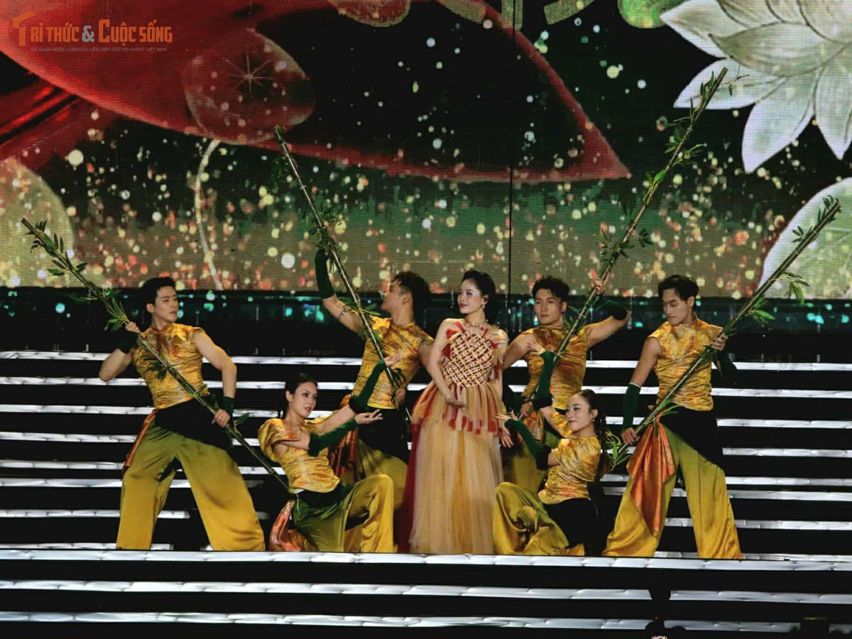 Ca nương Kiều Anh thể hiện ca khúc Hồng hồng tuyết tuyết.