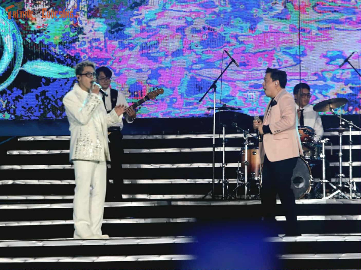 Lam Trường chia sẻ mỗi lần ra Hà Nội, anh lại xúc động và thấy ấm áp trước tình cảm của khán giả dành cho mình dù thời tiết mùa đông khá lạnh.