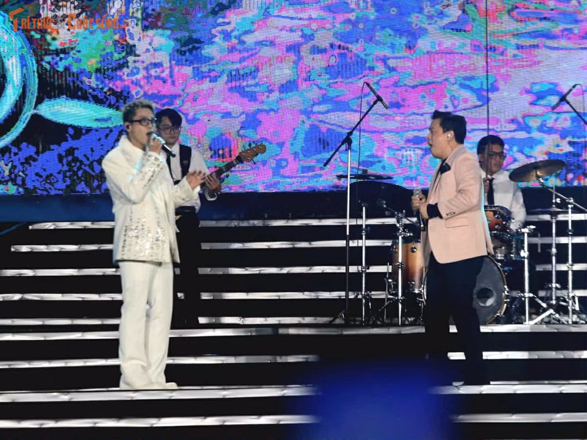 Lam Trường chia sẻ mỗi lần ra Hà Nội, anh lại xúc động và thấy ấm áp trước tình cảm của khán giả dành cho mình dù thời tiết mùa đông khá lạnh.