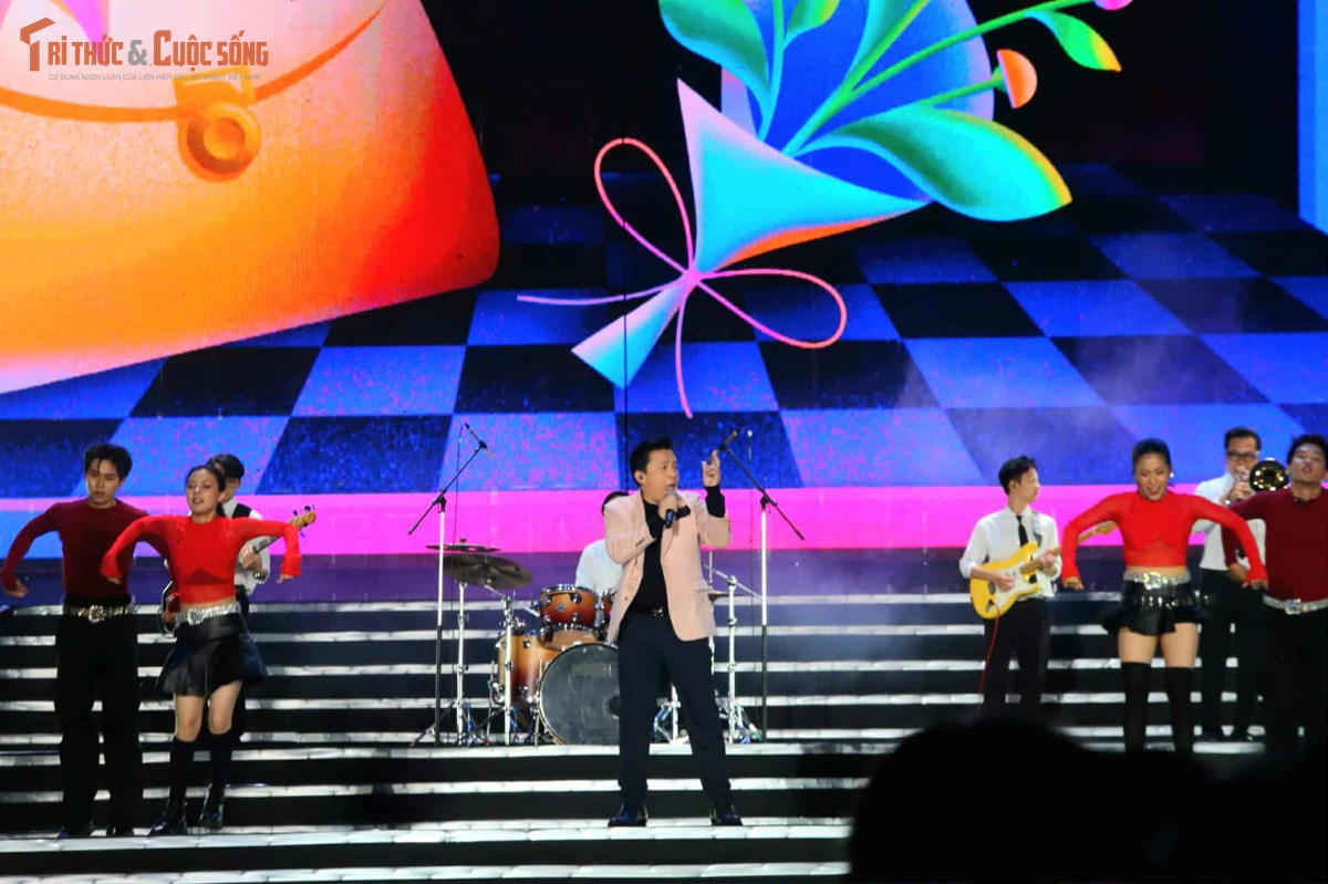 Màn trình diễn đầy nội lực của ca sĩ Lam Trường cùng dàn nghệ sĩ nhí Ali Thục Phương, Kim Cương cũng gây ấn tượng.