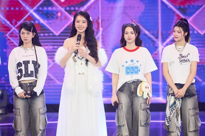 Nàng hậu vẫn dẫn chương trình khi mang thai 5 tháng. Ảnh: FB Thụy Vân.