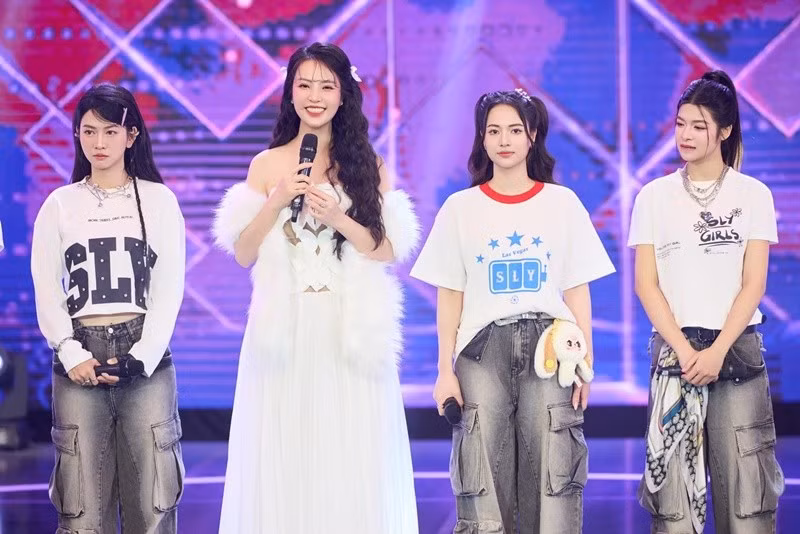 Nàng hậu vẫn dẫn chương trình khi mang thai 5 tháng. Ảnh: FB Thụy Vân.