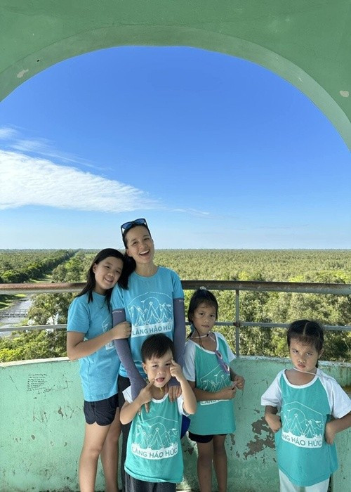 Minh Trang chia sẻ trên Dân Việt, vì mong muốn gia đình luôn tràn ngập tiếng cười con trẻ, vợ chồng cô rất hạnh phúc khi có các con. Trên trang cá nhân, Minh Trang có nhiều bài đăng gây chú ý về bí quyết dạy con, chăm sóc con cái. Ảnh: Phụ Nữ Pháp Luật.