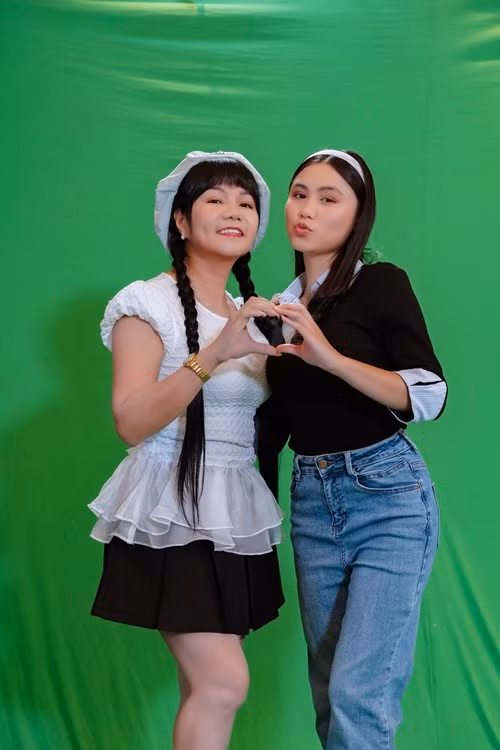 "Tôi không ép con phải theo nghệ thuật nhưng là cháu nội của danh ca Thanh Huyền và con của Ngọc Huyền phải am tường về âm nhạc. Việc các con tôi có theo nghề hay không còn phải xem có đủ duyên mới quyết định", Ngọc Huyền cho biết. Ảnh: FB Ngọc Huyền.