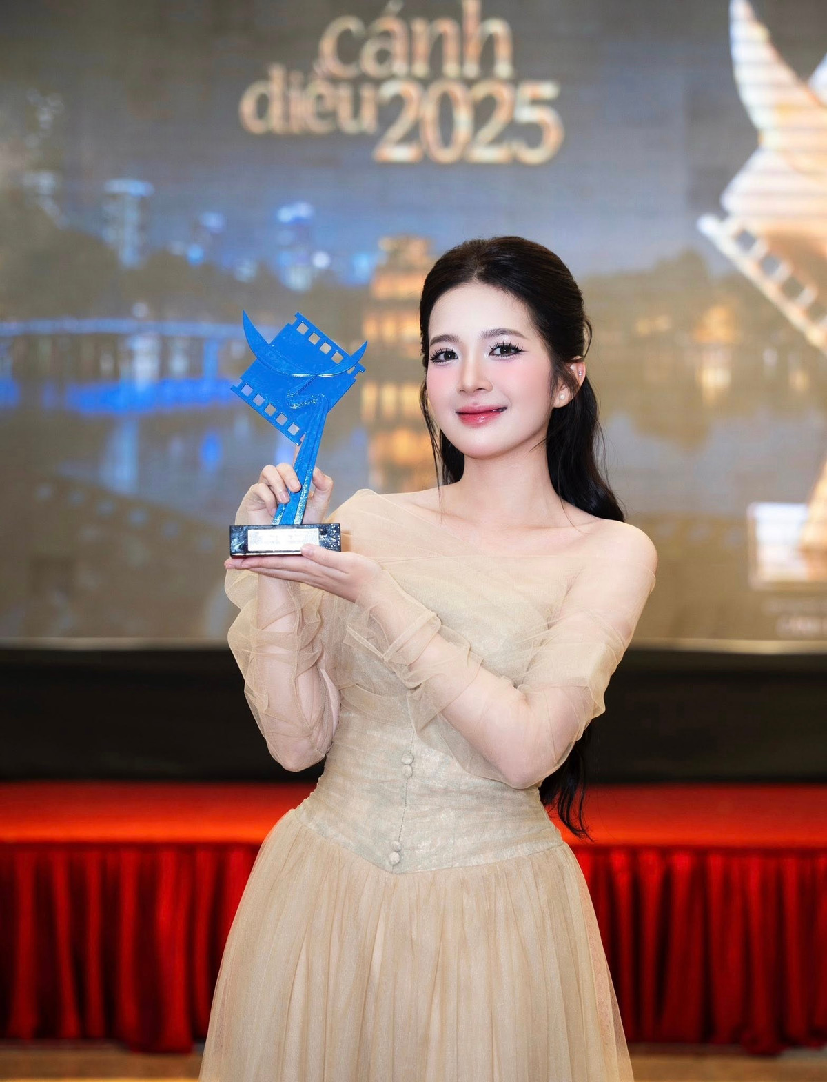 Ngọc Huyền đoạt giải Diễn viên triển vọng phim truyện tại Cánh Diều Vàng 2025. Trên trang cá nhân, cô bày tỏ rằng giải thưởng không chỉ là sự ghi nhận, mà còn là nguồn động viên khích lệ rất lớn để cô nỗ lực nhiều hơn nữa. Ảnh: FB Ngọc Huyền.