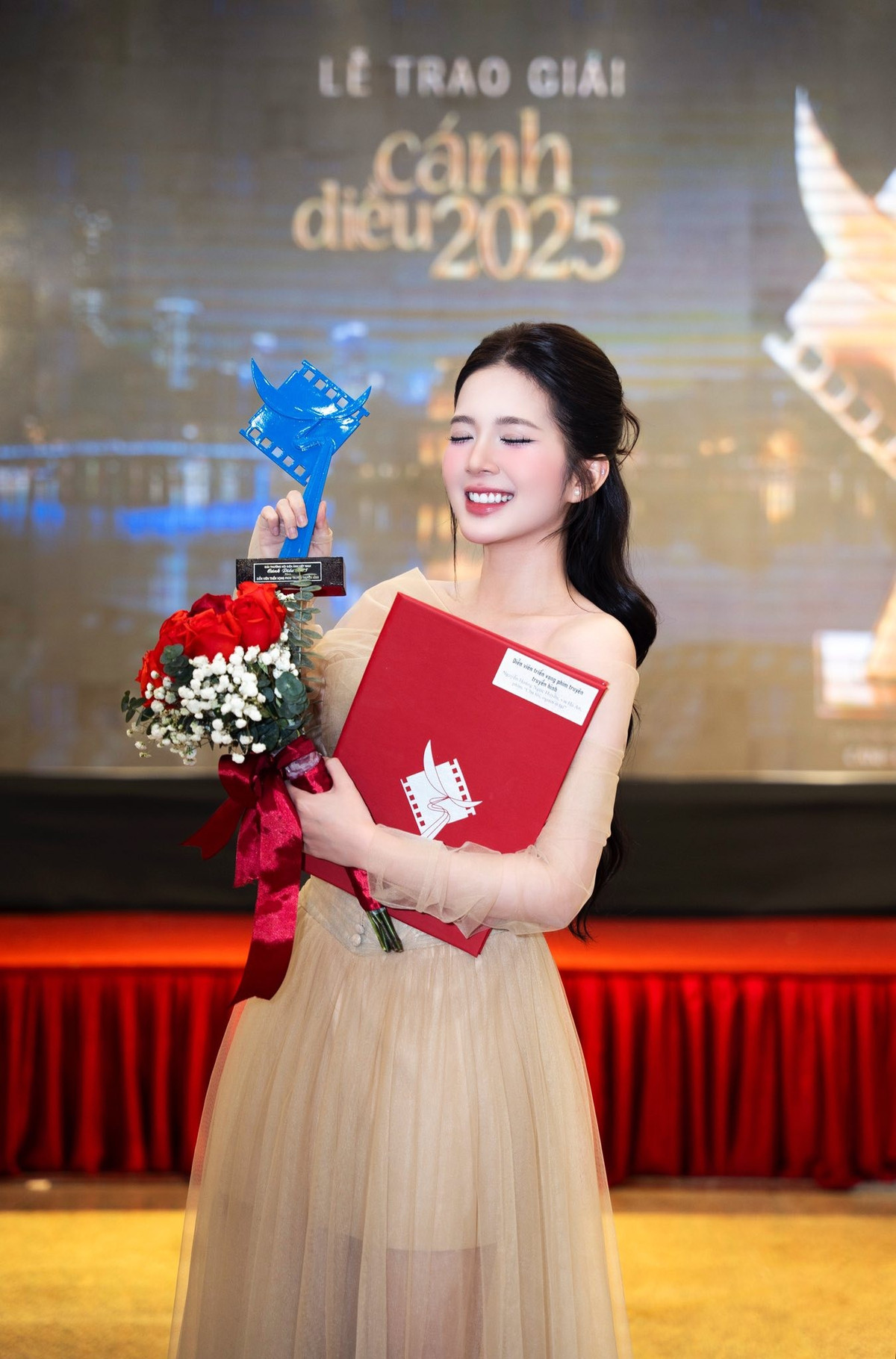 Ngọc Huyền cảm ơn ê-kíp phim Cha tôi người ở lại, khán giả đã yêu thương vai diễn Hà An. “Huyền hiểu rằng hành trình phía trước sẽ còn dài và rất nhiều thử thách, nhưng Huyền hứa sẽ luôn chăm chỉ trau dồi, cố gắng nhiều hơn mỗi ngày để không phụ lòng tin yêu của tất cả mọi người”, cô viết. Ảnh: FB Ngọc Huyền.