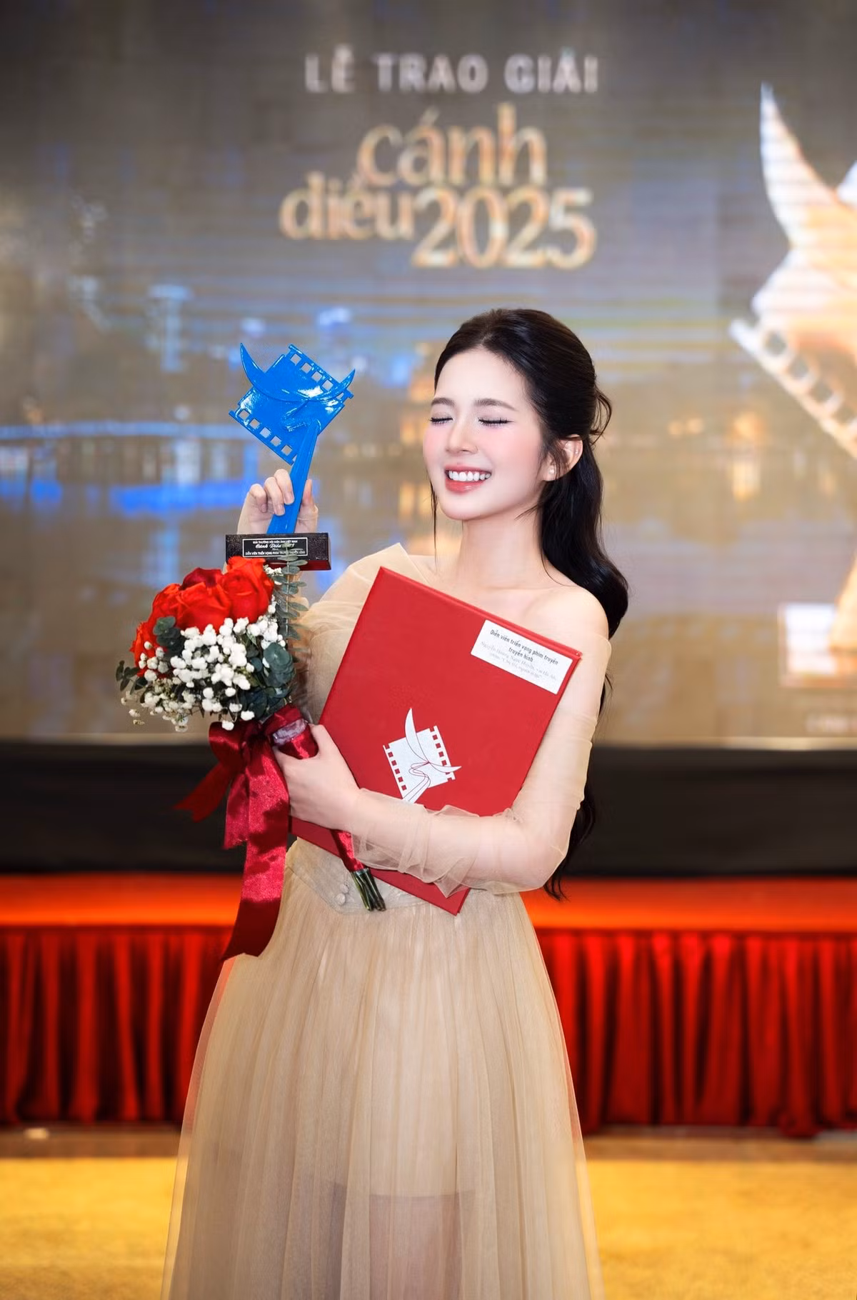 Ngọc Huyền cảm ơn ê-kíp phim Cha tôi người ở lại, khán giả đã yêu thương vai diễn Hà An. “Huyền hiểu rằng hành trình phía trước sẽ còn dài và rất nhiều thử thách, nhưng Huyền hứa sẽ luôn chăm chỉ trau dồi, cố gắng nhiều hơn mỗi ngày để không phụ lòng tin yêu của tất cả mọi người”, cô viết. Ảnh: FB Ngọc Huyền.