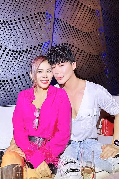 Mỹ Lệ thân thiết với Nathan Lê. Năm 2020, trong một thử thách, Nathan Lee gọi điện cho “mỹ nhân ngư” rằng, anh đang kẹt tiền và cần mượn 10 triệu USD tiền mặt (khoảng 200 tỷ đồng) để làm ăn, thậm chí nam ca sĩ đề nghị lấy liền 200 tỷ đồng trước cũng được. Ảnh: FB Mỹ Lệ.