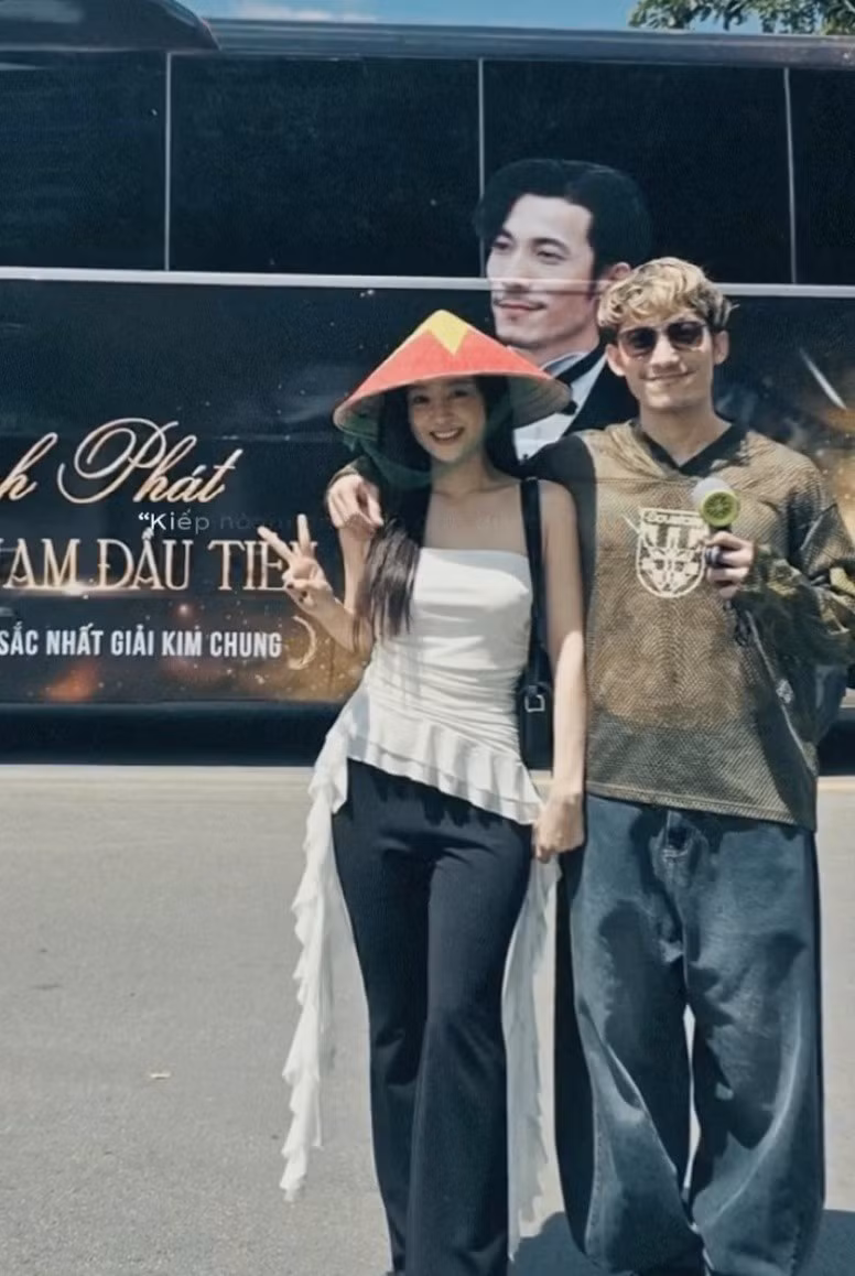 Theo Tiền Phong, năm 2022, Ngọc Kayla và Liên Bỉnh Phát cover hai ca khúc Tuyết yêu thương và Cô bé mùa Đông. Liên Bỉnh Phát cho biết: "Có 3 lý do chính khiến Phát lựa chọn hai ca khúc này. Lý do đầu tiên, cả Phát và Ngọc đều thích nghe nhạc cũ. Lý do thứ hai đó là cả Phát và Ngọc đều yêu thích giai điệu cả những bài hát này. Và cuối cùng, đây là 2 bài hát về mùa Đông, rất phù hợp với không khí những ngày cuối năm, se lạnh, mát mẻ. Chính vì những lý do trên mà bản mash-up cover được ra đời". Ảnh: Tiền Phong.