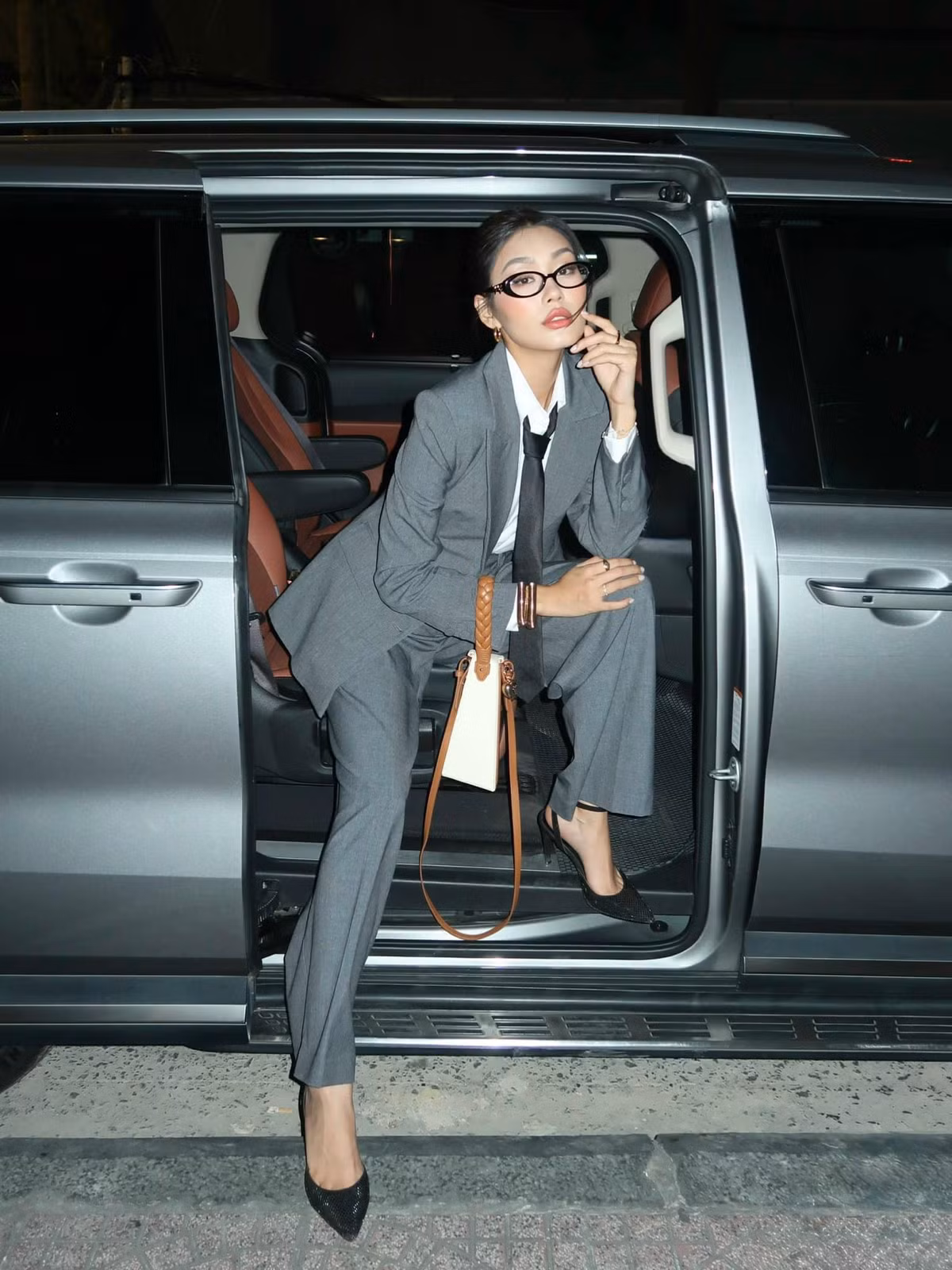 Nàng hậu thường xuyên sử dụng xe hơi sang trọng khi di chuyển. Ảnh: FB Thảo Nhi Lê.