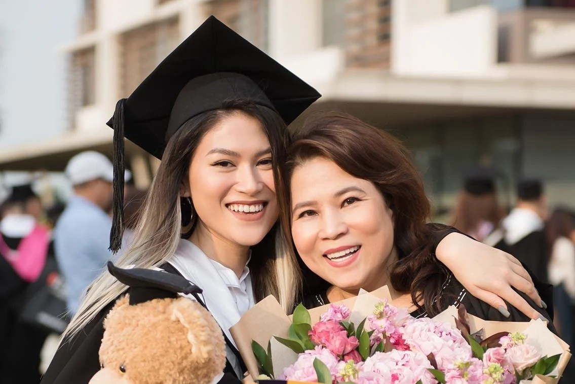 Nữ doanh nhân Bích Hằng ủng hộ con gái hoạt động nghệ thuật nhiều năm qua. Ảnh: Dân Việt.