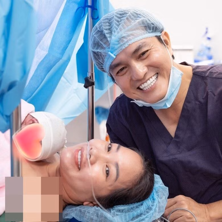 Diễn viên Cao Minh Đạt túc trực khi Trúc Trương hạ sinh con đầu lòng. Trên trang cá nhân, cặp đôi viết: "Một hành trình diệu kỳ, một tình yêu vô bờ. Cảm ơn con đã đến với ba mẹ". Ảnh: Người Đưa Tin.