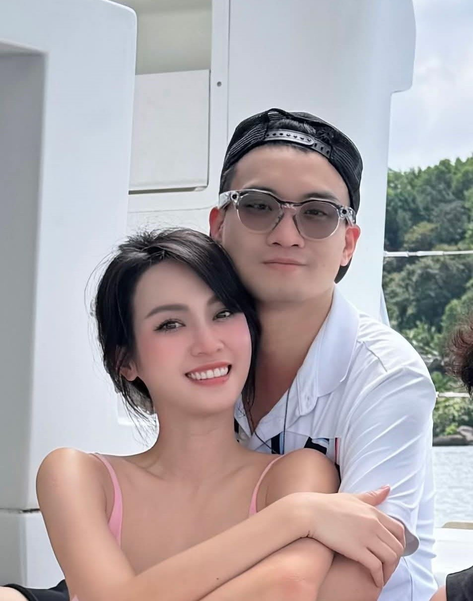 Tháng 11/2025, trên trang cá nhân, Đức Phạm đăng ảnh ôm Vũ Thúy Quỳnh đồng thời viết: "Yêu em". Ảnh: FB Đức Phạm.