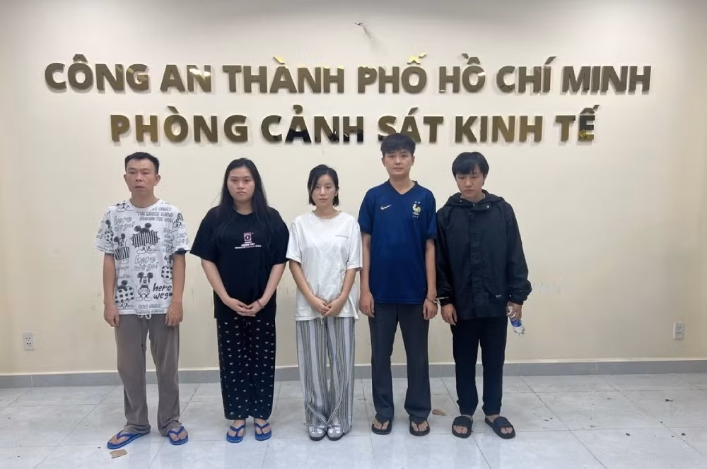 Mới đây, theo Vietnamnet, Miss Audition 2006 Ngọc Anh (mặc áo trắng) cùng 4 người khác bị Công an TP HCM khởi tố và bắt tạm giam để mở rộng điều tra về hoạt động buôn bán, tàng trữ và tổ chức cho khách sử dụng khí N₂O (thường gọi là “khí cười”) tại cơ sở kinh doanh Lava (phường Sài Gòn). Ảnh: Vietnamnet.