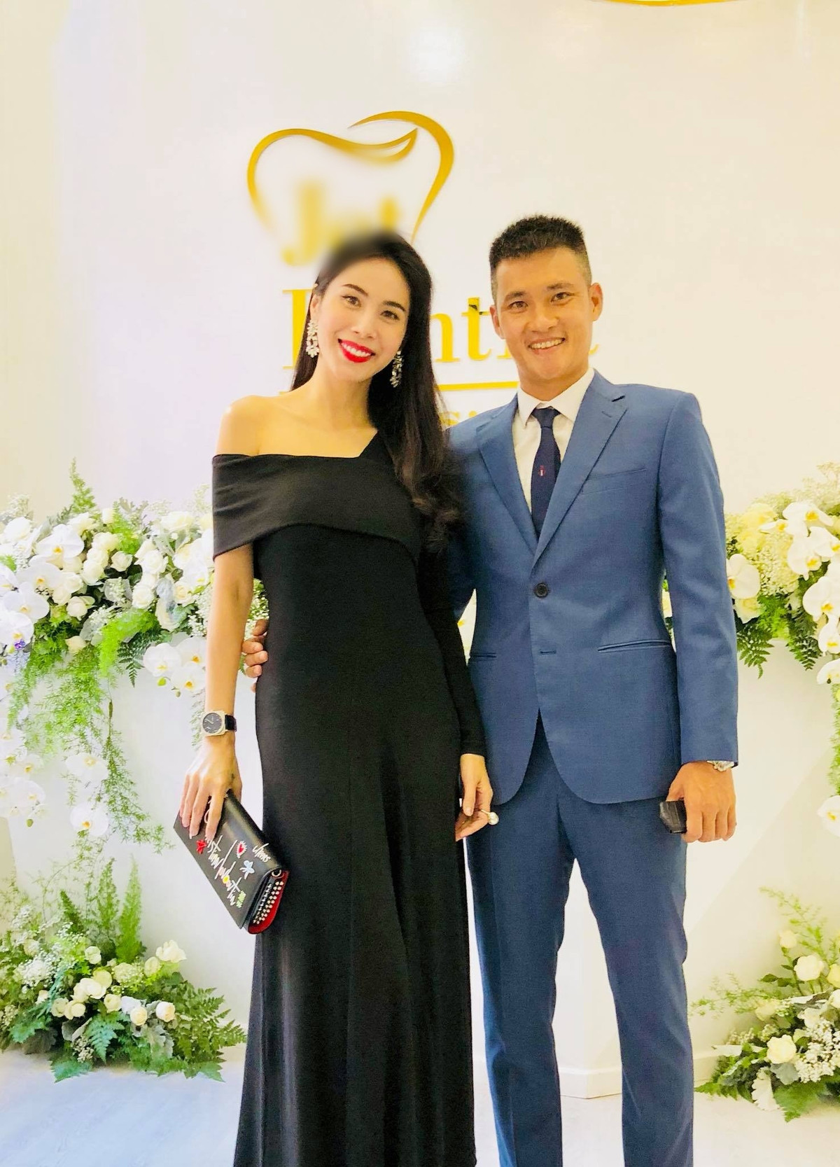 “Mẹ chồng em vừa gọi chồng em khóc nức nở nói không thành tiếng, bảo dân làng họ đến nhà hỏi thăm sao hai vợ chồng Công Vinh - Thủy Tiên ly hôn. Chồng em bảo làm gì có chuyện này. Hai vợ chồng con đang hạnh phúc mà có chuyện gì đâu mẹ? Mẹ chồng bảo “Có chuyện chi mà giấu mẹ, dân làng họ kéo đến nhà hỏi ầm ầm này, đừng giấu nữa”. Bố chồng cũng gọi. Thế là google ra cái tin này. Ghê thật sự”, Thủy Tiên viết trên trang cá nhân. Ảnh: FB Công Vinh.