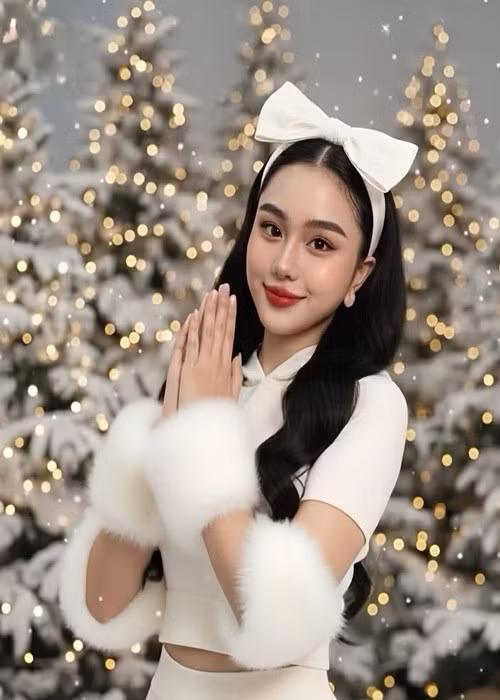 Lâm Khánh Chi cho biết, cô đón Giáng sinh ở Thái Lan. “Lịch công tác kết hợp du lịch 1 tuần từ ngày 22/12 đến ngày 28/12 tại Thái Lan. Lần đầu tiên đón Giáng sinh xa nhà, Bangkok là một trong những nơi tôi thích tới nhất”, nữ ca sĩ cho biết. Ảnh: FB Lâm Khánh Chi.