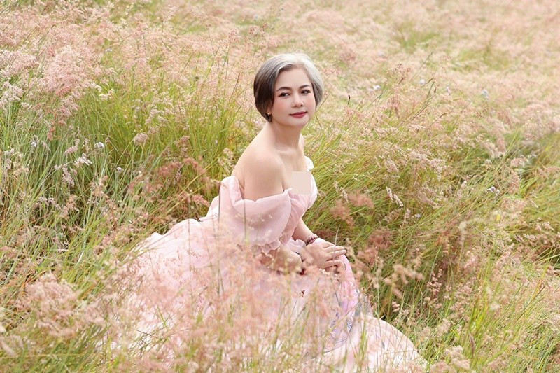 “Dưới ánh nắng dịu nhẹ, gió đủ lay động những bông cỏ mơn man. Ta chỉ việc thả hồn theo gió trước bức tranh tuyệt đẹp như thế này. Xa xa là ngọn núi nhấp nhô và những bóng cây xanh thẫm, dưới chân là ruộng đồng một màu tự nhiên”, Thu Quế viết trên trang cá nhân.