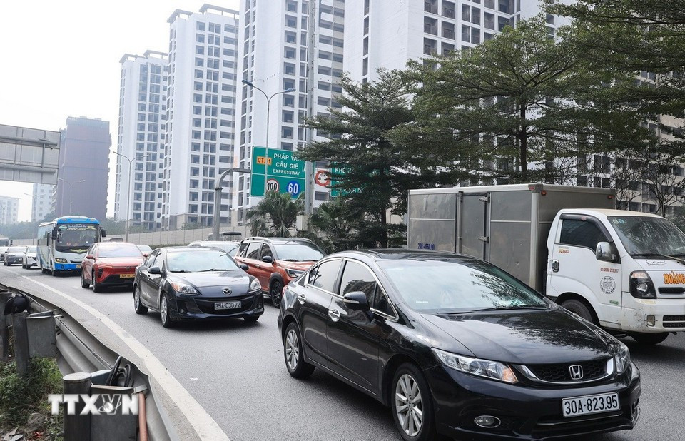 Phương tiện ôtô đổ vao trung tâm thành phố tại cửa ngõ phía Nam mỗi lúc một đông. (Ảnh: Quốc Khánh/TTXVN)