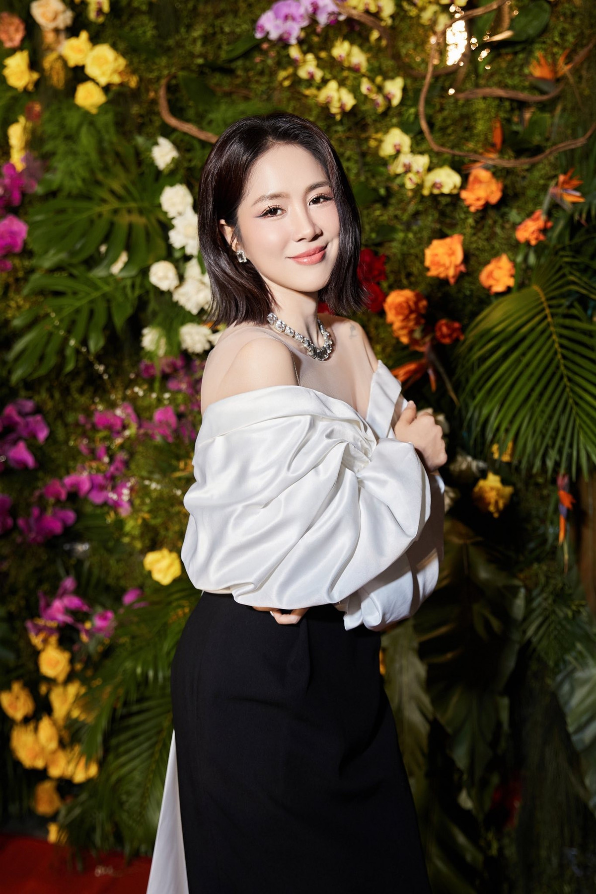 "Hơn 20 năm làm nghề, thu nhập của tôi ổn, đủ để vun vén cuộc sống, lo cho gia đình", Lê Phương nói.