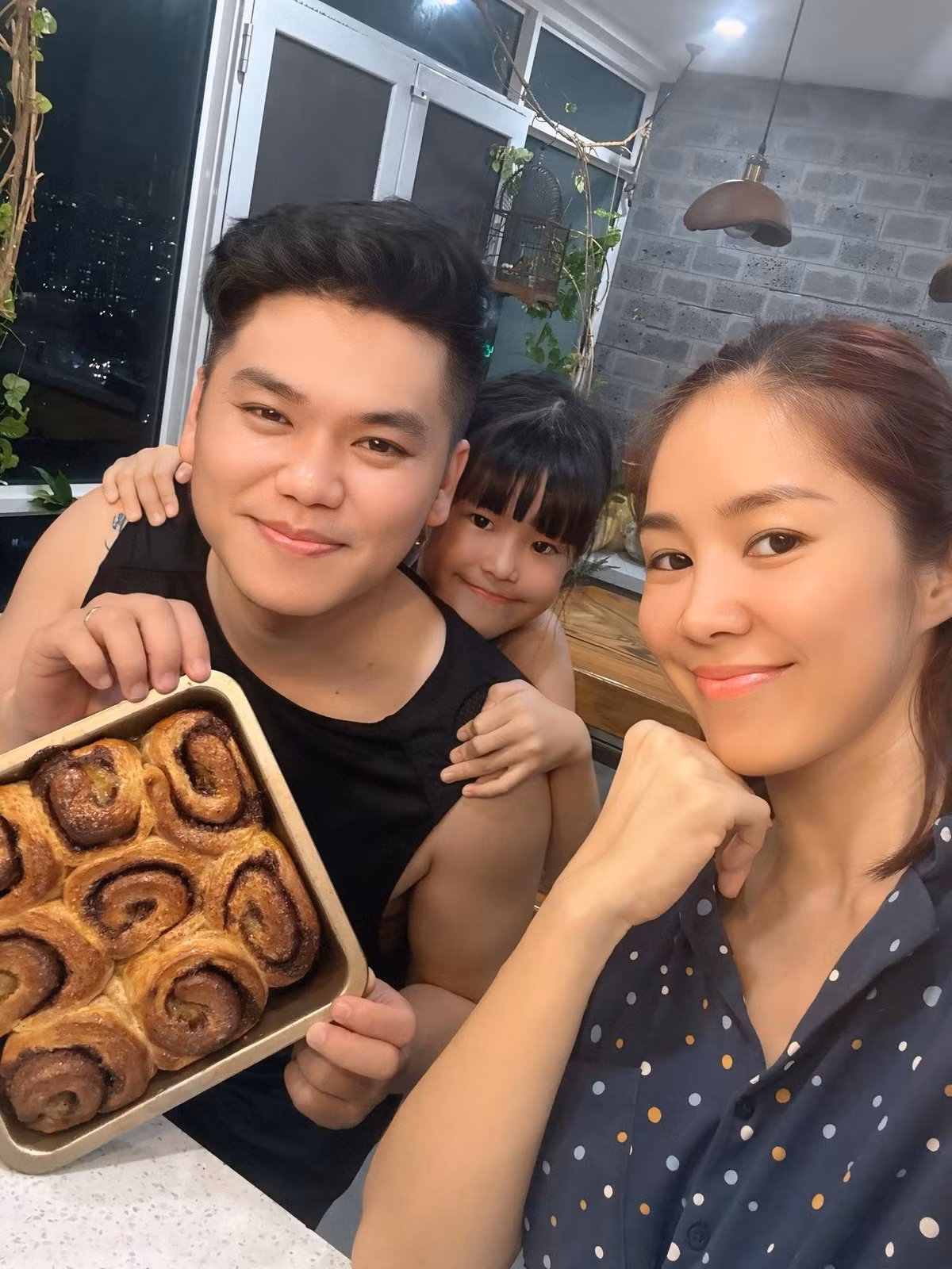 Trước khi về nhà phố, trong gần 10 năm qua, Lê Phương - Trung Kiên cùng hai con sống trong một căn hộ chung cư.