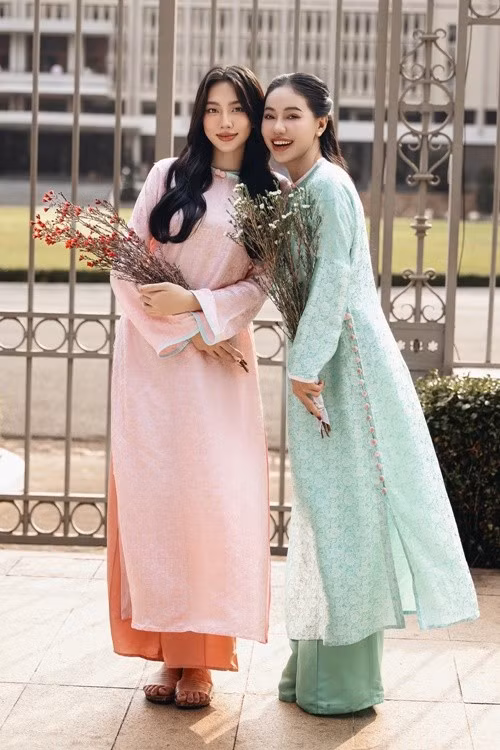 Tháng 2/2024, nhân dịp Tết Nguyên đán, Thùy Tiên và 'bà trùm hoa hậu' chụp bộ ảnh áo dài. Ảnh: Thể Thao Văn Hóa.