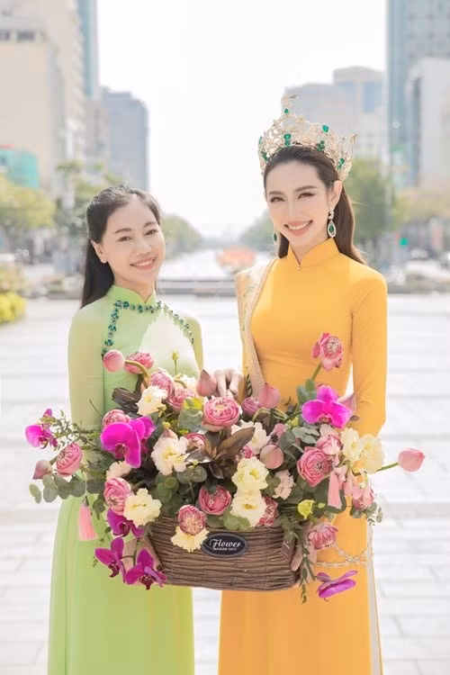 Thùy Tiên và bà Phạm Kim Dung diện áo dài trong một hoạt động vào tháng 1/2022. Ảnh: Phụ Nữ Việt Nam.