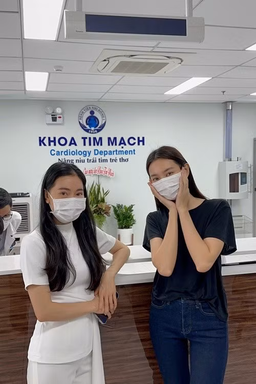 Tháng 6/2023, Thùy Tiên cùng bà Phạm Kim Dung đi trao quà từ thiện. Ảnh: Thế Giới Điện Ảnh.