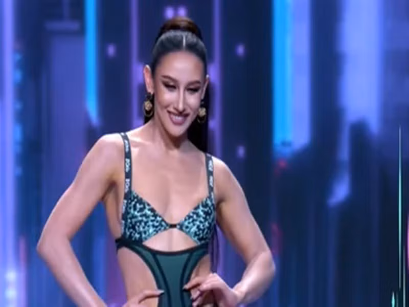 Trong bán kết Miss Grand International 2025, ở phần trình diễn trang phục dạ hội, Erika Ishibashi nhào lộn đến 4 vòng. Không may, ở vòng nhào lộn cuối cùng, cô trượt chân. Tuy nhiên, đại diện Nhật Bản vẫn tự tin xử lý sự cố. Ảnh: Saostar.