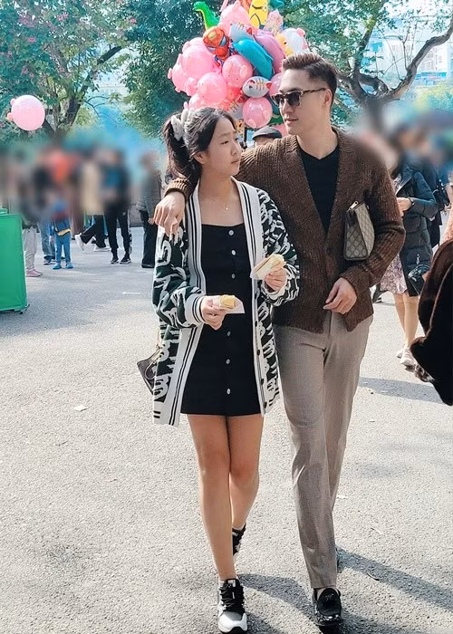 Phương Linh cùng bố từng tham gia Bố ơi, mình đi đâu thế năm 2015. Sau chương trình, nhóc tì nhà Mạnh Trường tập trung học tập. Thi thoảng, Phương Linh đóng quảng cáo cùng bố. Ảnh: FB Mạnh Trường.