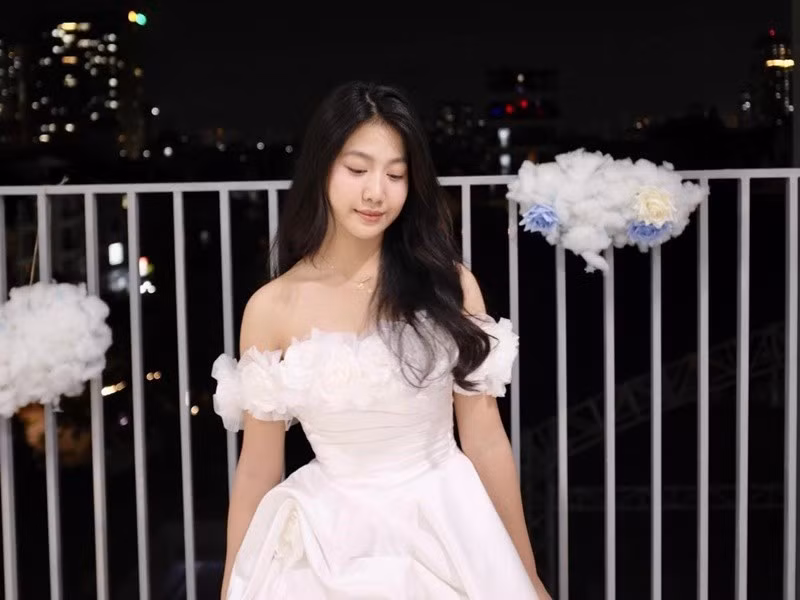 Con gái Mạnh Trường diện váy trễ vai khoe nhan sắc trong trẻo. Ảnh: FB Phương Linh.