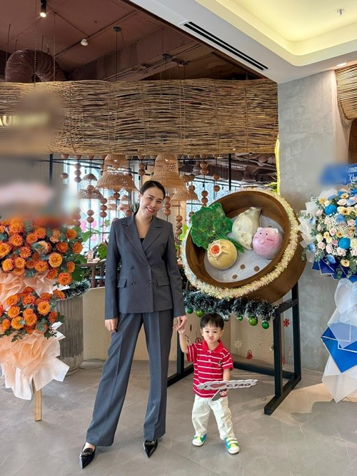 Ngoài hỗ trợ Cường Đô La trong công việc, Đàm Thu Trang còn kinh doanh riêng. Cựu người mẫu khai trương một chi nhánh nhà hàng ở Đà Nẵng cách đây không lâu. Ảnh: FB Đàm Thu Trang.