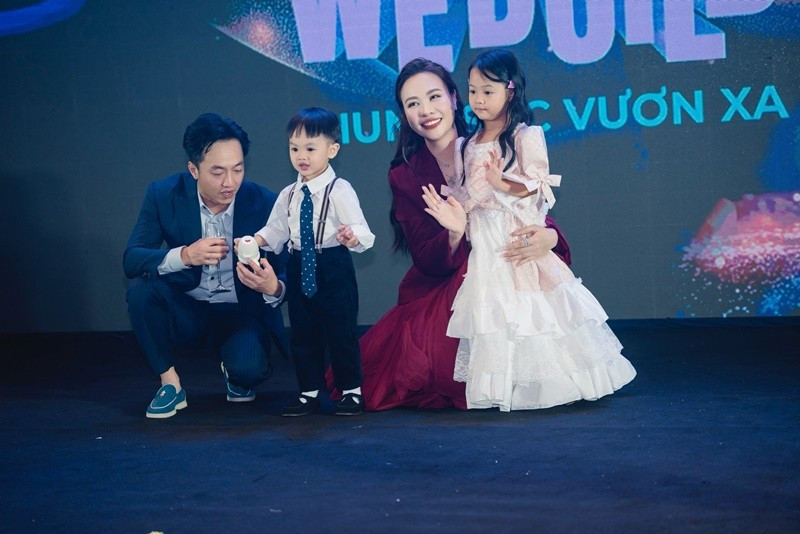 Cựu người mẫu thoải mái đăng tải hình ảnh các con thay vì giấu mặt con như một số nghệ sĩ. Ảnh: FB Đàm Thu Trang.