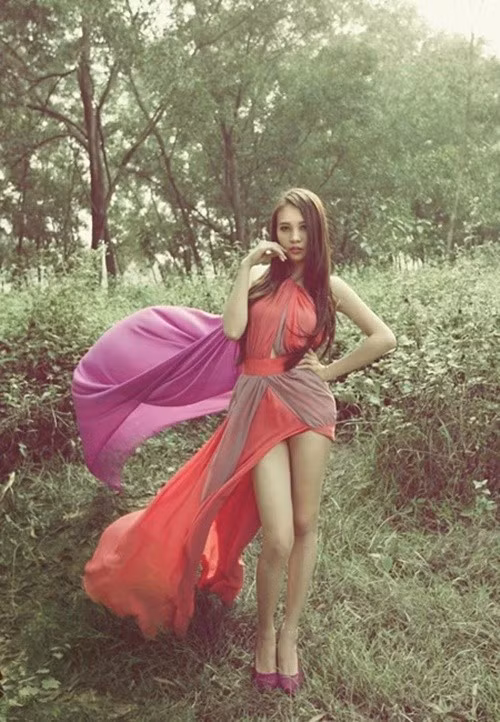 Đàm Thu Trang sinh năm 1989, đến từ Lạng Sơn, tốt nghiệp Đại học Văn hóa Nghệ thuật Quân đội (Hà Nội). Năm 2010, cô đoạt danh hiệu Hoa khôi xứ Lạng, vào top 20 Hoa hậu Việt Nam. Năm 2011, Đàm Thu Trang lọt top 6 Vietnam's Next Top Model. Ảnh: Dân Việt.