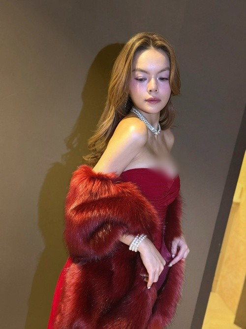 EP của Phạm Quỳnh Anh gồm 4 ca khúc: Xinh sao phải khóc, Xinh sao phải khóc (dance version), Là cơn say nói và Đợi bàn. Phạm Quỳnh Anh của Xinh sao phải khóc trẻ trung, rực rỡ và đầy năng lượng. EP mang thông điệp tích cực rằng hãy yêu thương bản thân, trân trọng vẻ đẹp và cảm xúc của chính mình.