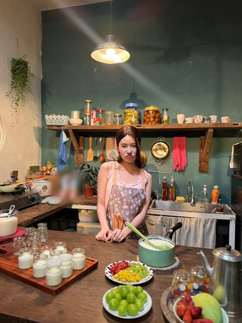 Bên cạnh đó, rapper Pháo góp mặt với vai Nhật Hạ. Trên trang cá nhân, cô chia sẻ loạt ảnh hậu trường kèm dòng trạng thái hài hước: “Sáng nhớ tôi thì tối nhớ sang”. Ảnh: Instagram Pháo.