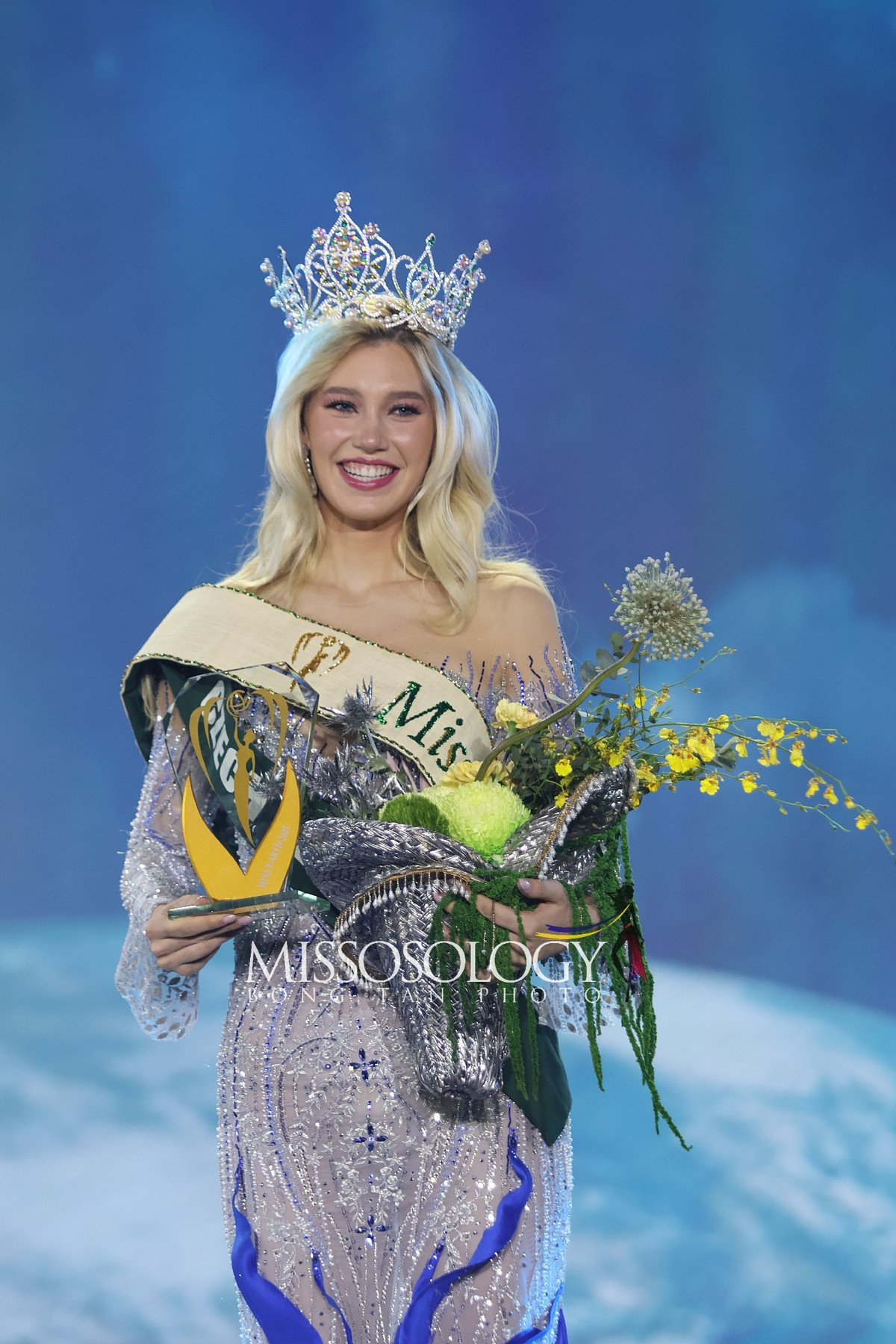 View - Trịnh Mỹ Anh đoạt á hậu, đại diện Cộng hòa Czech đăng quang Miss Earth 2025 | Báo Tri thức và Cuộc sống - TIN TỨC PHỔ BIẾN KIẾN THỨC 24H