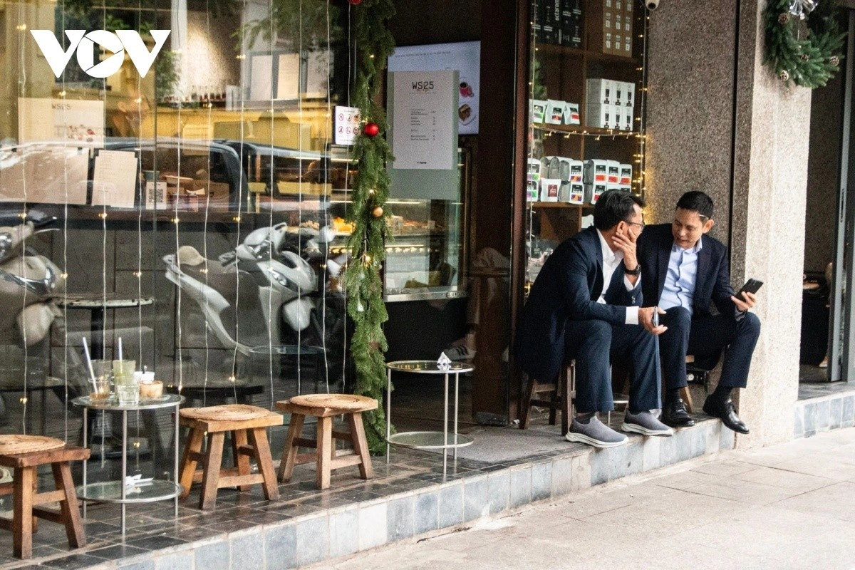 Một bộ phận khách hàng vẫn ưa chuộng không gian vỉa hè, vì vậy nhiều quán cà phê đã tận dụng bậc thềm trước cửa, chỉnh trang lại để bố trí chỗ ngồi tuy hạn chế nhưng vẫn đáp ứng nhu cầu của khách, đồng thời không lấn chiếm vỉa hè, tránh vi phạm quy định. Anh Nguyễn Nam (phường Ngọc Hà, ngoài cùng bên phải) chia sẻ: “Những ngày qua, tôi thấy vỉa hè thông thoáng hơn, người đi bộ di chuyển thuận lợi, đỡ vướng víu như trước. Tuy vậy, tôi vẫn mong có những biện pháp quản lý phù hợp, bởi văn hóa vỉa hè đôi khi cũng là một nét sinh hoạt thú vị”.