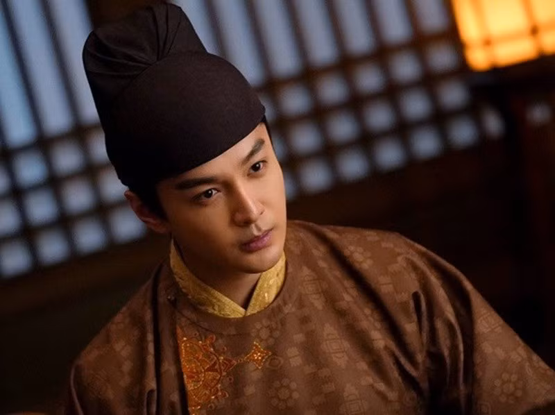 Theo Hoa Học Trò, Trương Hạo Duy đóng phim Thục Cẩm Nhân Gia. Tuy nhiên, khi nam diễn viên này vướng nghi vấn trốn thuế, đoàn làm phim đã dùng AI thay thế anh. Ảnh: Hoa Học Trò.