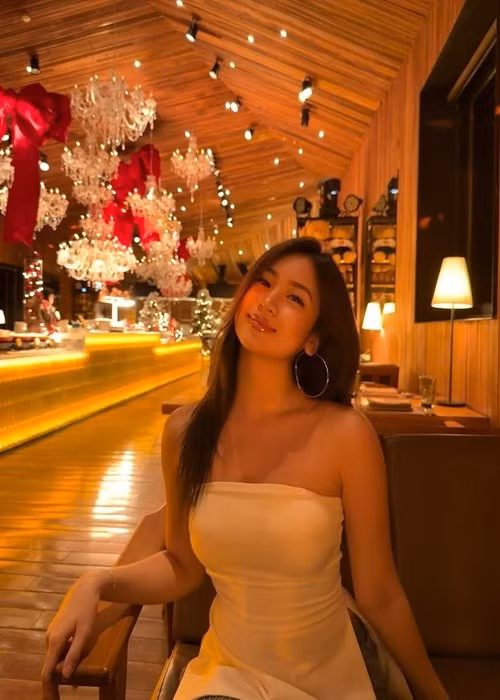 Con gái Lưu Thiên Hương ở tuổi 20 thường xuyên khoe dáng trong những chiếc váy cúp ngực. Ảnh: Instagram Vy Uyên.