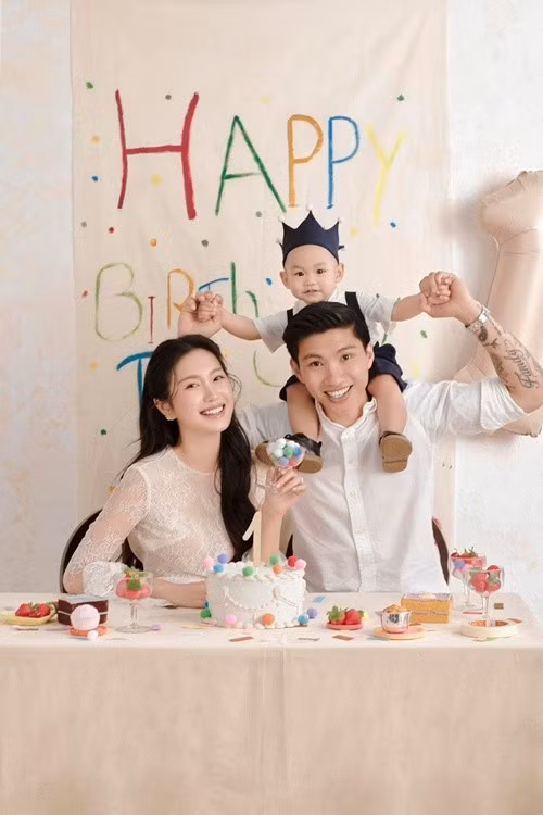 Dù còn nhỏ, quý tử nhà Doãn Hải My đã sớm trở thành “tâm điểm” trong những lần xuất hiện cùng bố mẹ.