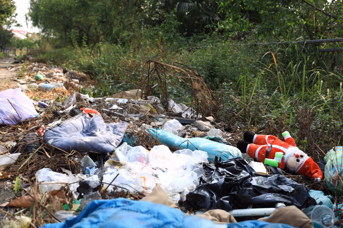 Tại đường Hoàng Trọng Mậu (phường Tân Hưng), ven rạch Ông Lớn, rác sinh hoạt và phế thải bị đốt cháy, để lại nền đất đen sạm.