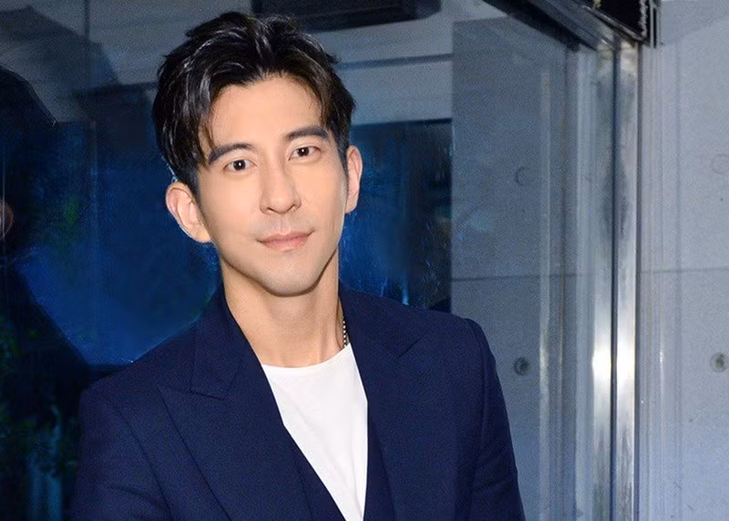 Theo Znews, diễn viên Tu Kiệt Khải bị đưa đến đồn cảnh sát trước cáo buộc trốn nghĩa vụ quân sự. Thông qua công ty quản lý, nam diễn viên lên tiếng xin lỗi, thừa nhận từng “nhất thời thiếu suy nghĩ” dẫn đến hành vi sai phạm. Ảnh: Vietnamnet.