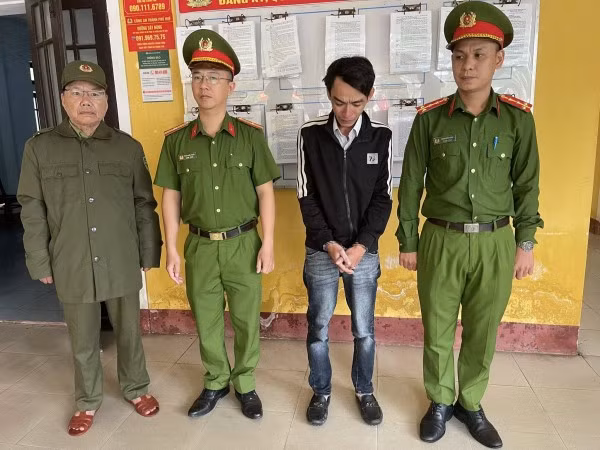 Đối tượng Nguyễn Ngọc Hậu (áo đen) lừa bán vàng qua mạng xã hội để chiếm đoạt tài sản.