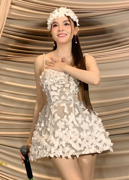 Dù đang mang thai, Saka Trương Tuyền vẫn duy trì lịch diễn ở mức độ phù hợp. Trên sân khấu, cô tiếp tục theo đuổi phong cách quyến rũ quen thuộc nhưng tiết chế hơn ở phần eo.