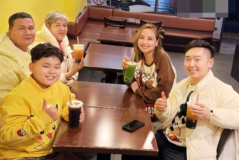 Diễm Hương vui mừng khi bố mẹ sang Canada. "Vui nhất chắc chắn là bé Ong, vì ba là đầu bếp con chấm chọn thứ 2, đầu bếp con chọn đầu tiên khi con xuất hiện đó là bà ngoại", Diễm Hương chia sẻ.