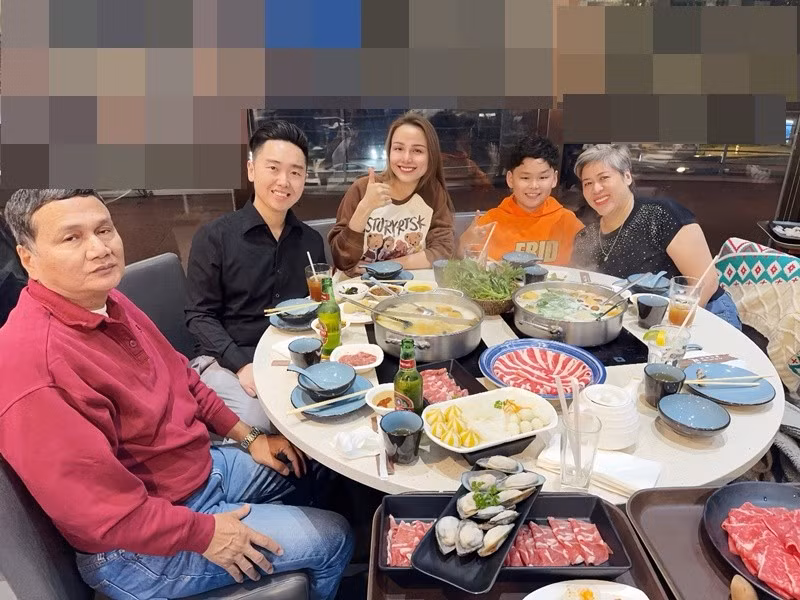 Vợ chồng Diễm Hương đưa bố mẹ đi ăn uống.